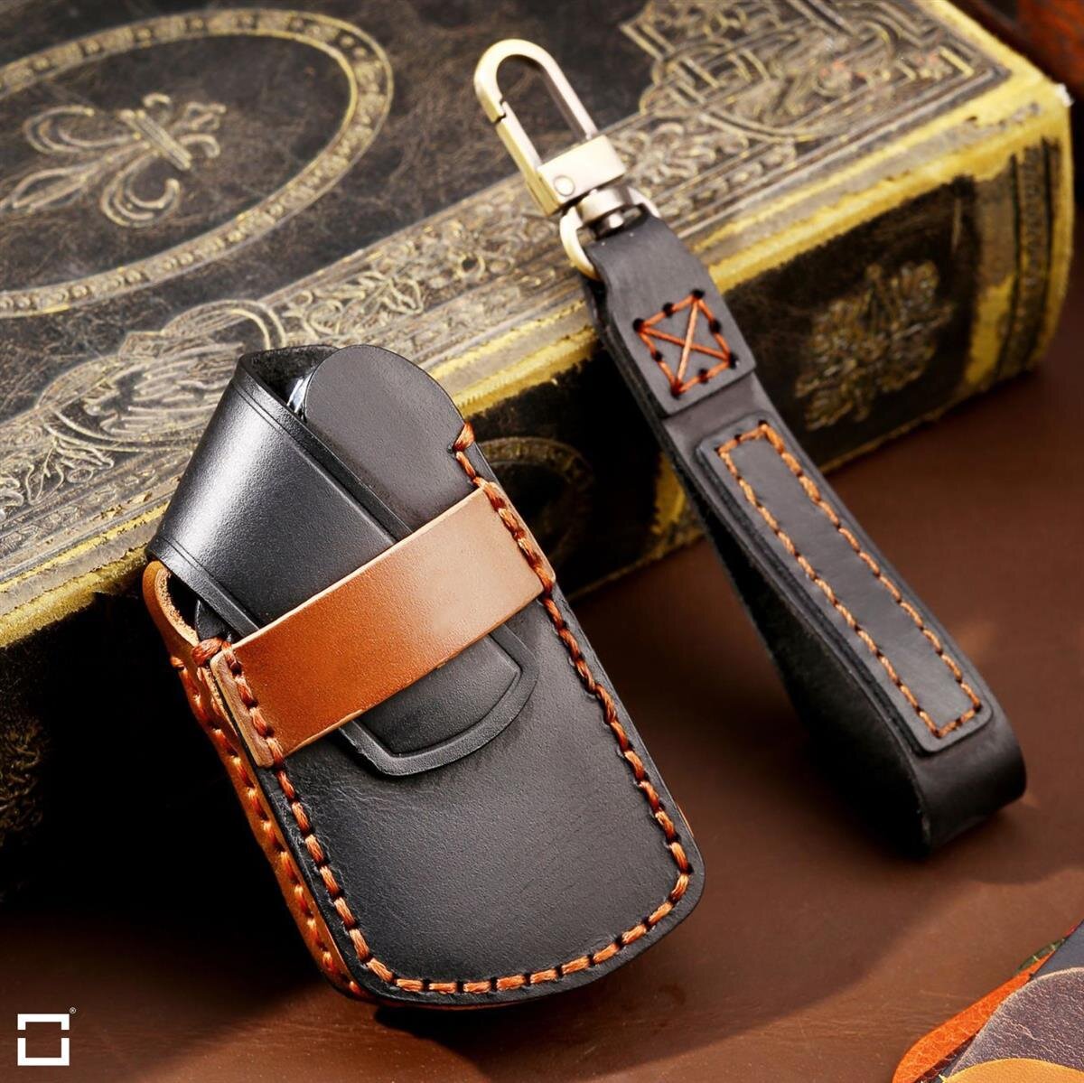 Premium Leder Schlüsselhülle / Schutzhülle (LEK64) passend für Volkswagen, Skoda, Seat Schlüssel inkl. Karabiner + Lederband Premium Autoschlüssel Schutzhülle - Detailansicht 2