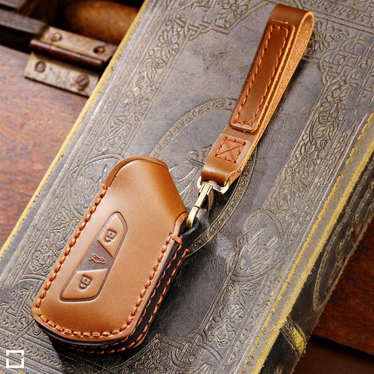 Premium Leder Schlüsselhülle / Schutzhülle (LEK64) passend für Volkswagen, Skoda, Seat Schlüssel inkl. Karabiner + Lederband Premium Autoschlüssel Schutzhülle - Detailansicht 3