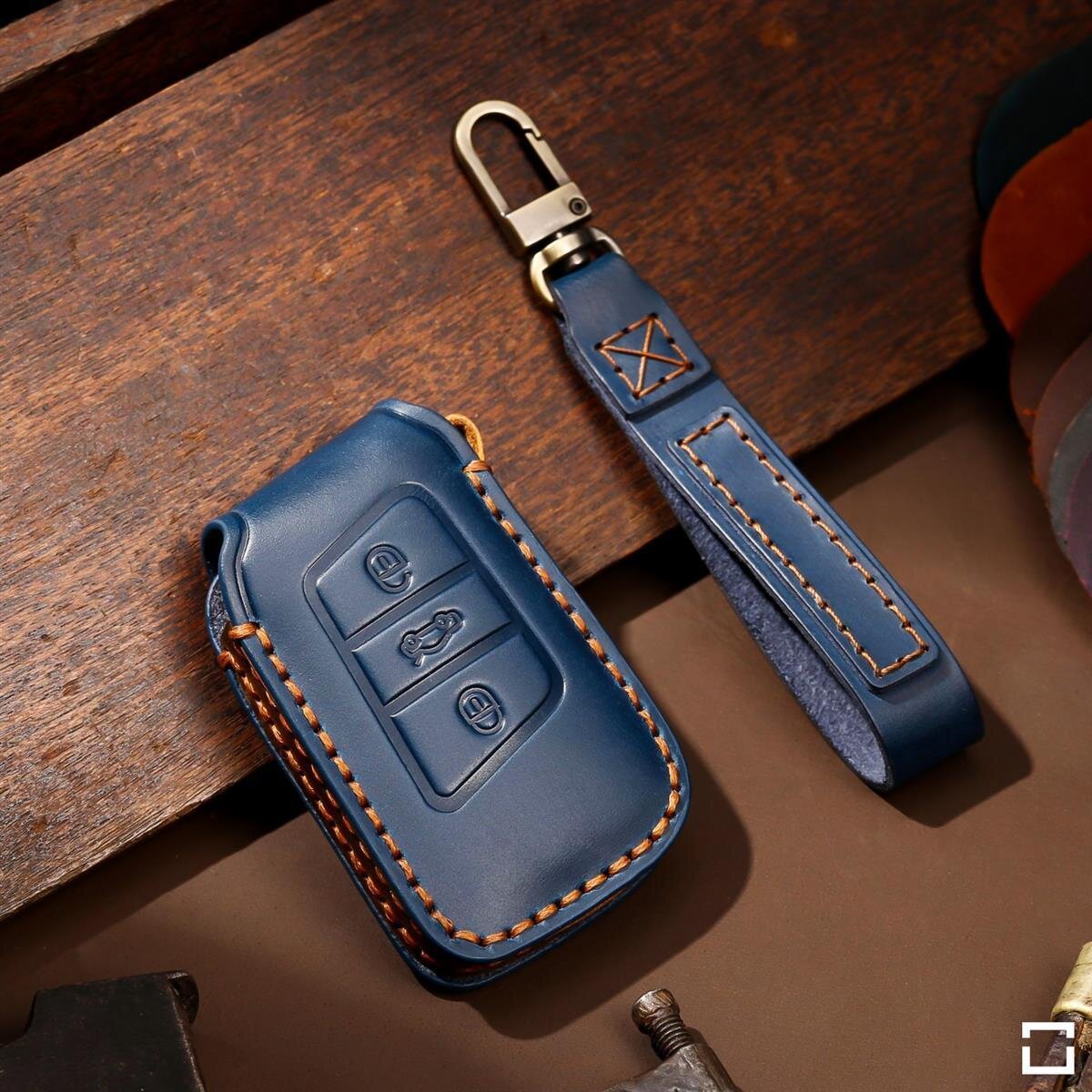 Premium Leder Schlüsselhülle / Schutzhülle (LEK64) passend für Volkswagen, Skoda, Seat Schlüssel inkl. Karabiner + Lederband Premium Autoschlüssel Schutzhülle - Detailansicht 3