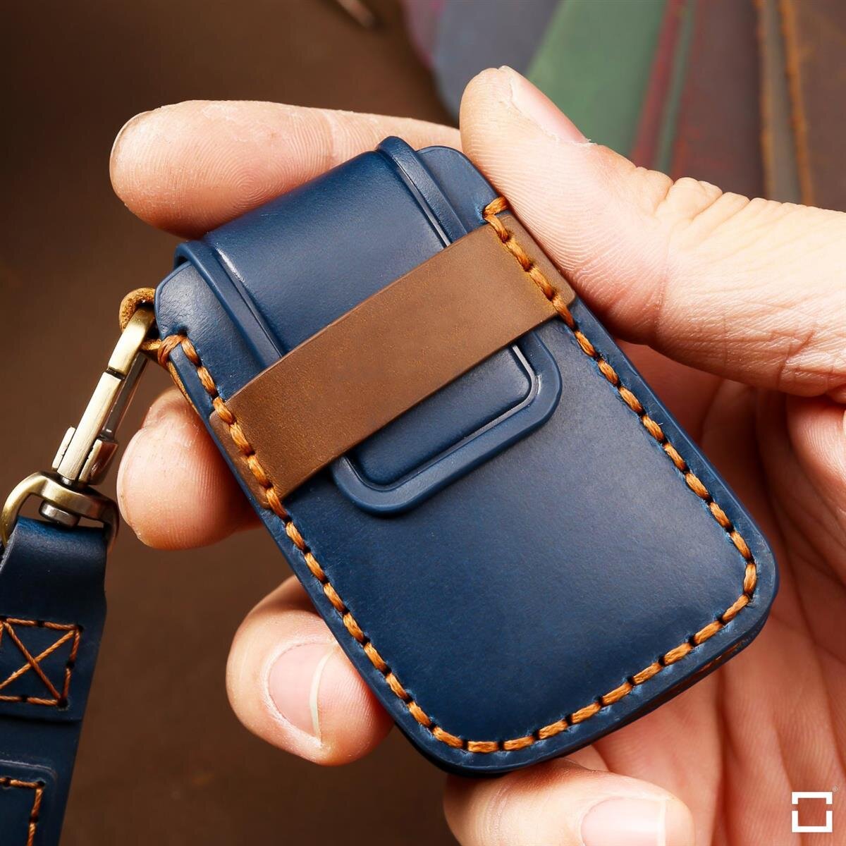 Premium Leder Schlüsselhülle / Schutzhülle (LEK64) passend für Volkswagen, Skoda, Seat Schlüssel inkl. Karabiner + Lederband