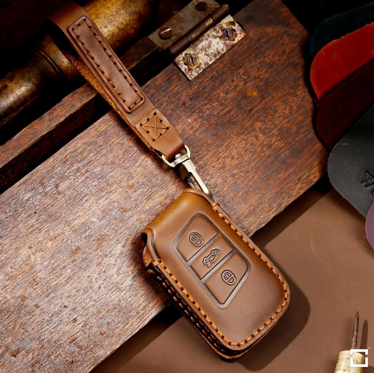 Premium Leder Schlüsselhülle / Schutzhülle (LEK64) passend für Volkswagen, Skoda, Seat Schlüssel inkl. Karabiner + Lederband